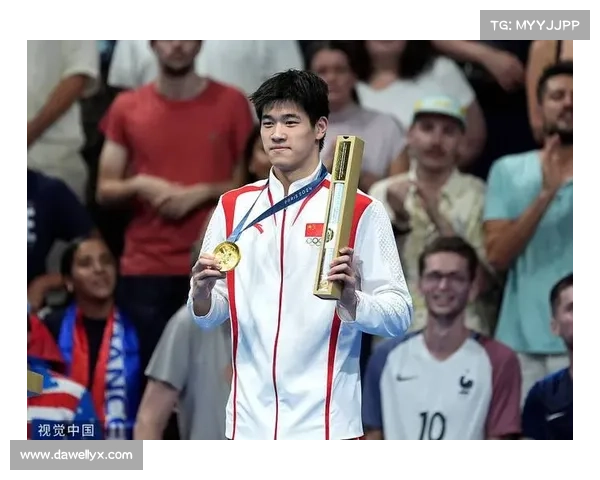 潘展乐100米自由泳夺冠后跃入泳池与波波维奇拥抱致敬展现动人瞬间